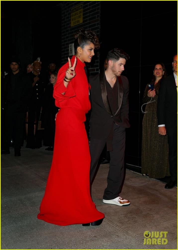 Hoa hậu Thế giới 2000 diện đầm đỏ rực xẻ cao, tái xuất nổi bật bên chồng trẻ-3