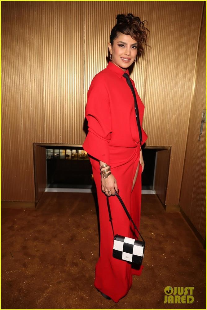 Hoa hậu Thế giới 2000 diện đầm đỏ rực xẻ cao, tái xuất nổi bật bên chồng trẻ-5