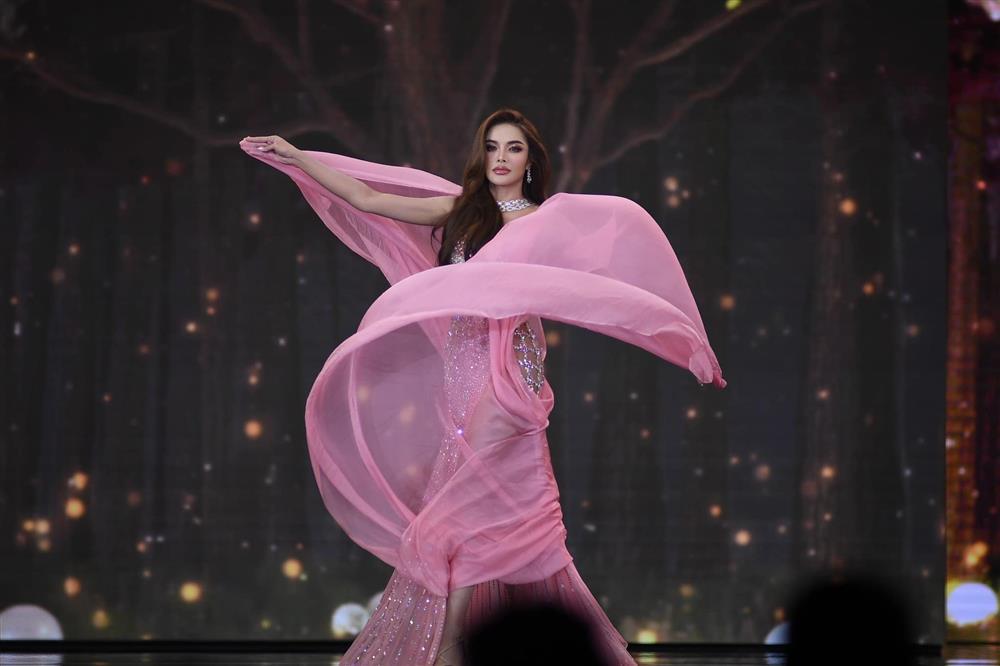 Màn trình diễn váy dạ hội của Hoa, Á hậu Hòa bình Thái Lan-2