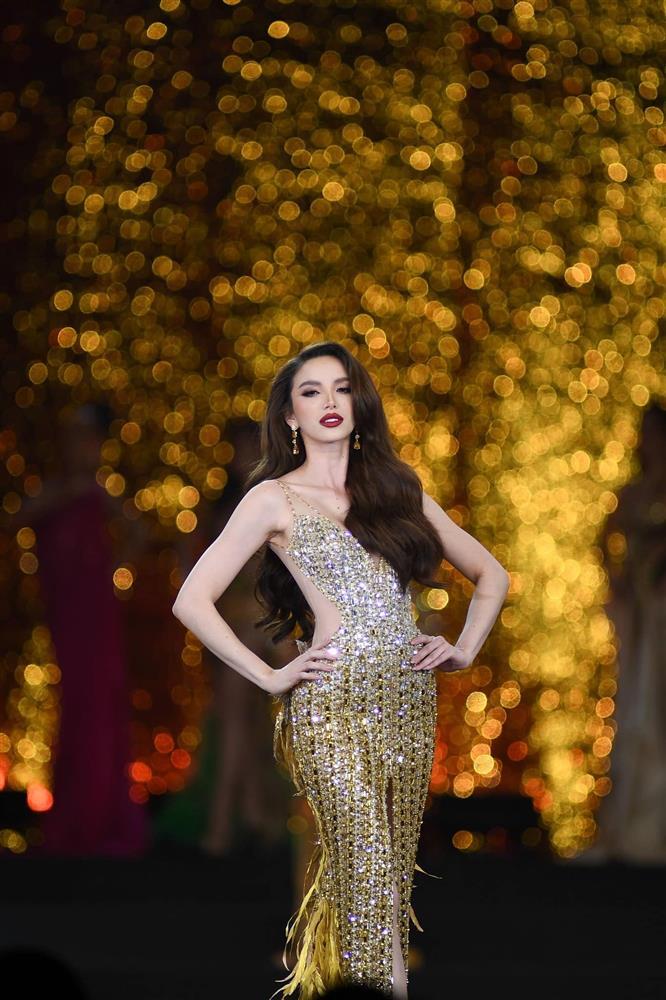 Màn trình diễn váy dạ hội của Hoa, Á hậu Hòa bình Thái Lan-3