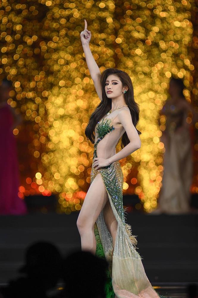 Màn trình diễn váy dạ hội của Hoa, Á hậu Hòa bình Thái Lan-6