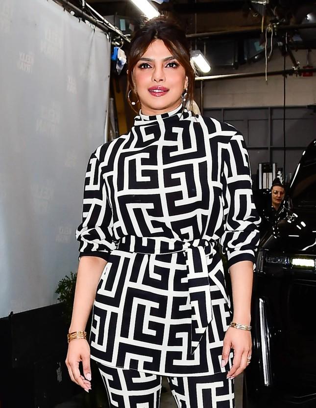 Hoa hậu Priyanka Chopra trầm cảm vì phẫu thuật thẩm mỹ hỏng-3