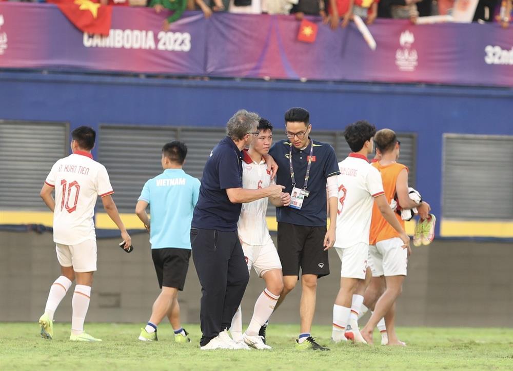 Hành động đặc biệt HLV Troussier với cầu thủ U22 Việt Nam phản lưới nhà-2