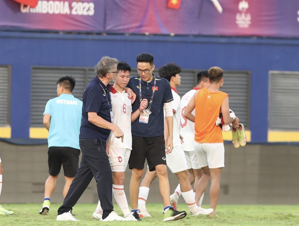 Hành động đặc biệt HLV Troussier với cầu thủ U22 Việt Nam phản lưới nhà-3