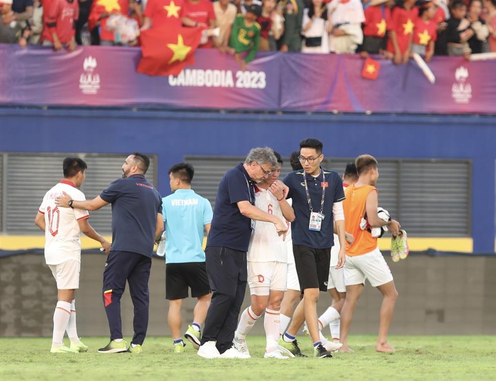 Hành động đặc biệt HLV Troussier với cầu thủ U22 Việt Nam phản lưới nhà-4