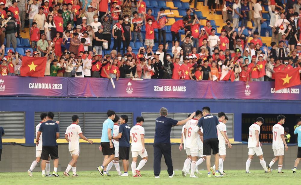 Hành động đặc biệt HLV Troussier với cầu thủ U22 Việt Nam phản lưới nhà-5