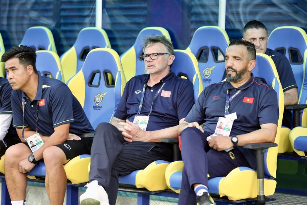 Hành động đặc biệt HLV Troussier với cầu thủ U22 Việt Nam phản lưới nhà-6