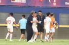 Hành động đặc biệt HLV Troussier với cầu thủ U22 Việt Nam phản lưới nhà