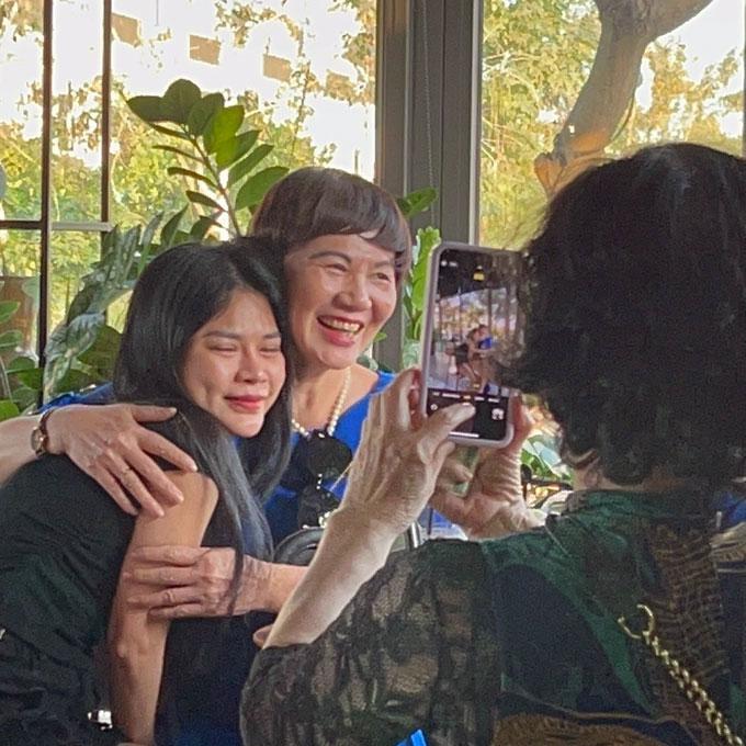 Xúc động cô gái Hải Phòng xin ôm người lạ vì giống hệt mẹ quá cố-1