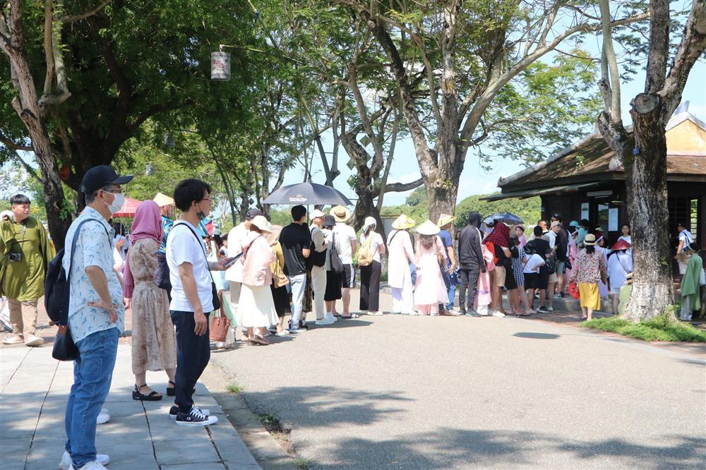 Huế lên tiếng xin lỗi vì để du khách mỏi cổ chờ mua vé tham quan-1