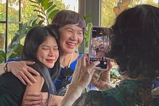 Xúc động cô gái Hải Phòng xin ôm người lạ vì giống hệt mẹ quá cố