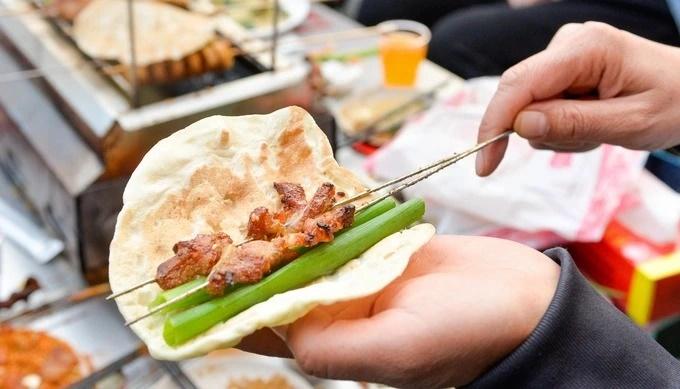 Chủ quán ăn quỳ gối xin lỗi thực khách vì tiệm quá đông không kịp phục vụ-3