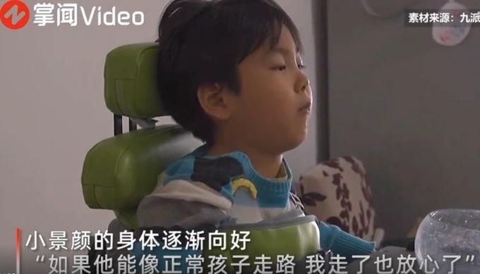 Cụ ông 72 tuổi livestream bán mỹ phẩm kiếm tiền cứu cháu mắc bệnh hiếm-2