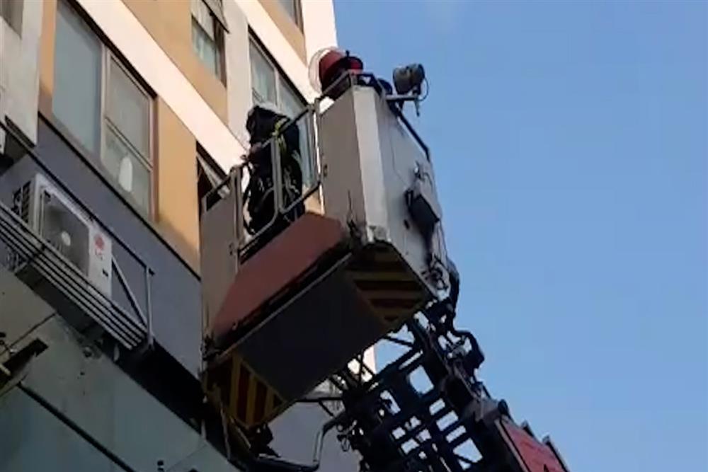 Giải cứu nam sinh định nhảy từ tầng cao chung cư ở Hà Nội-1