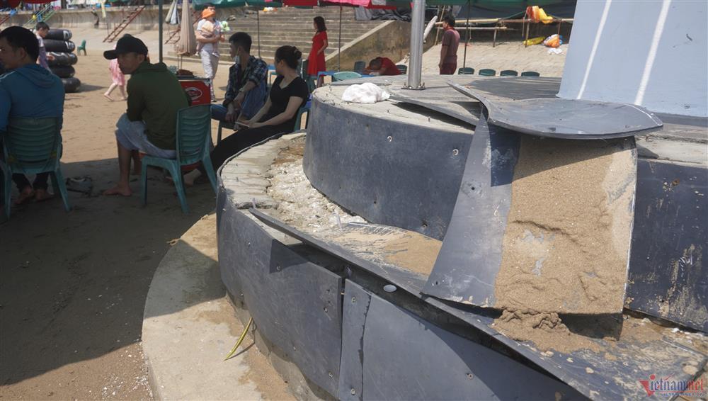 Thanh Hóa nói gì về bàn tay đinh vít ‘bẫy’ du khách trên bãi biển?-3