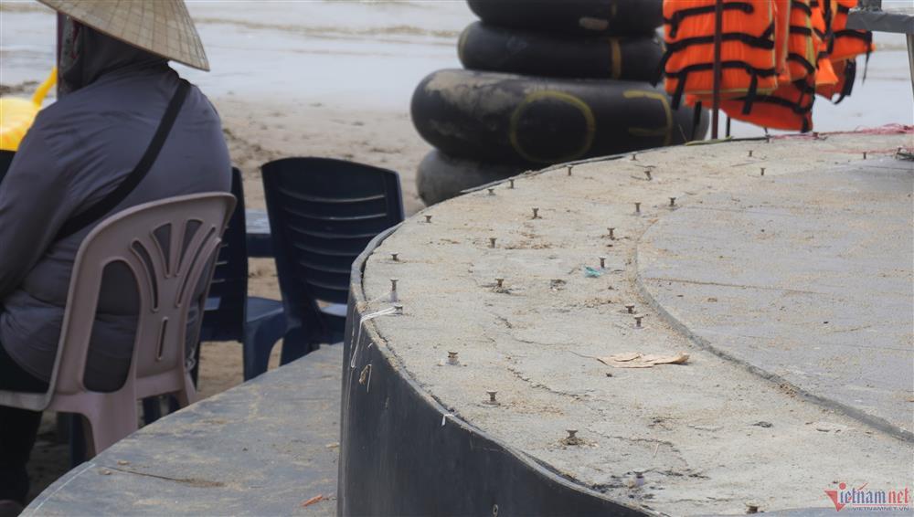 Thanh Hóa nói gì về bàn tay đinh vít ‘bẫy’ du khách trên bãi biển?-4