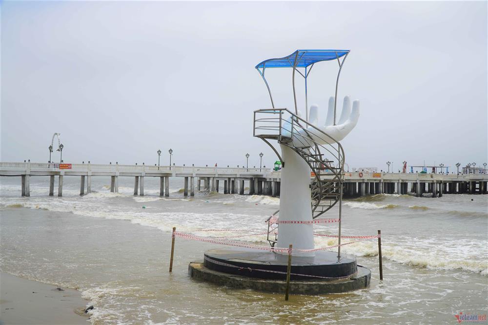 Thanh Hóa nói gì về bàn tay đinh vít ‘bẫy’ du khách trên bãi biển?-5