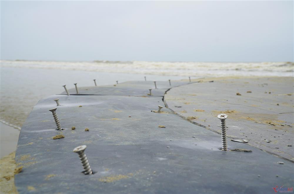 Thanh Hóa nói gì về bàn tay đinh vít ‘bẫy’ du khách trên bãi biển?-7