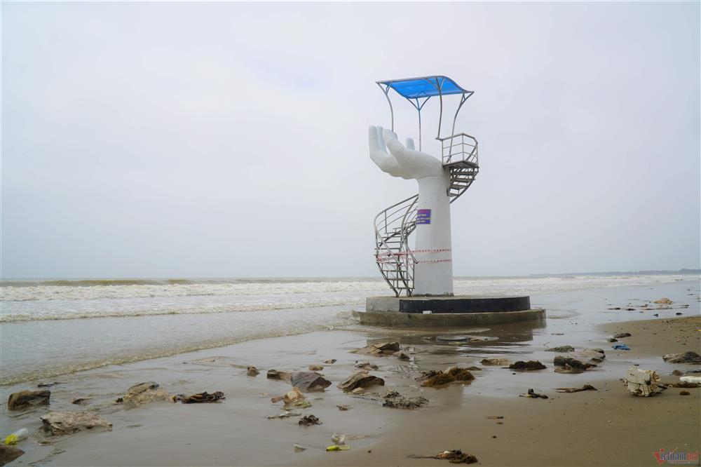 Thanh Hóa nói gì về bàn tay đinh vít ‘bẫy’ du khách trên bãi biển?-8