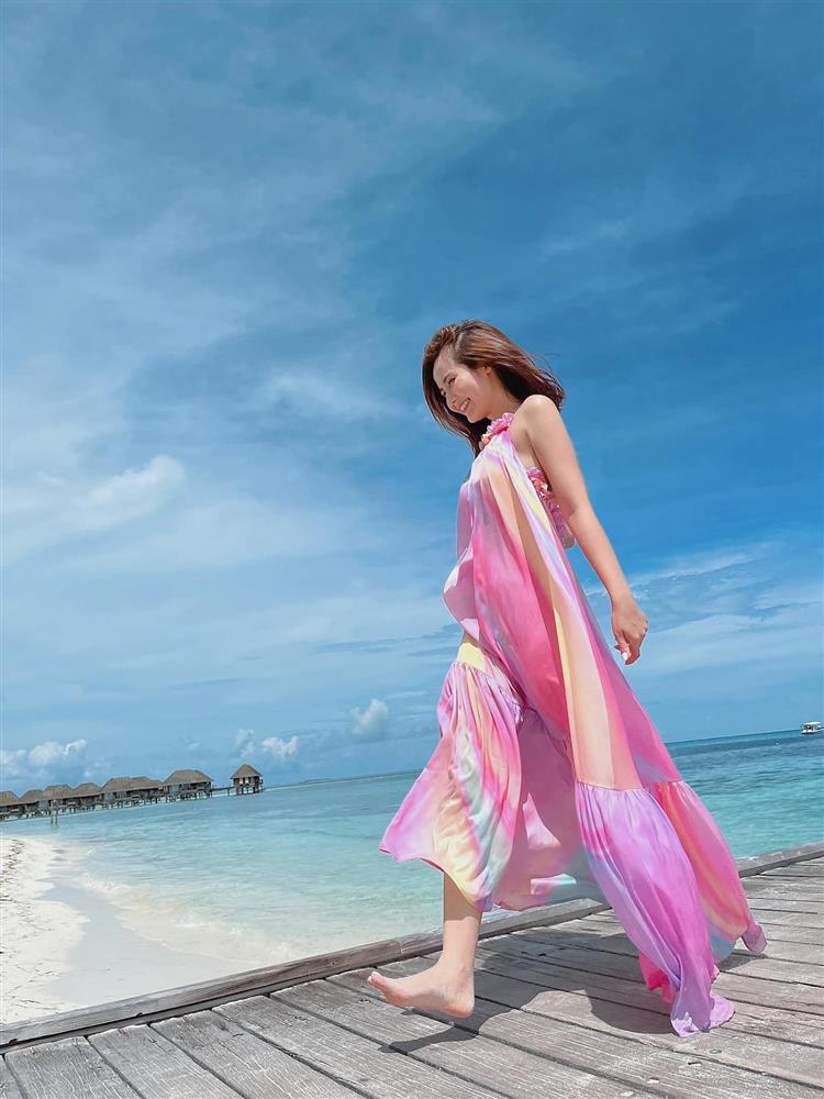 Thời trang đi biển: Huyền Lizzie tựa nàng thơ, Quỳnh Kool dịu ngọt-1