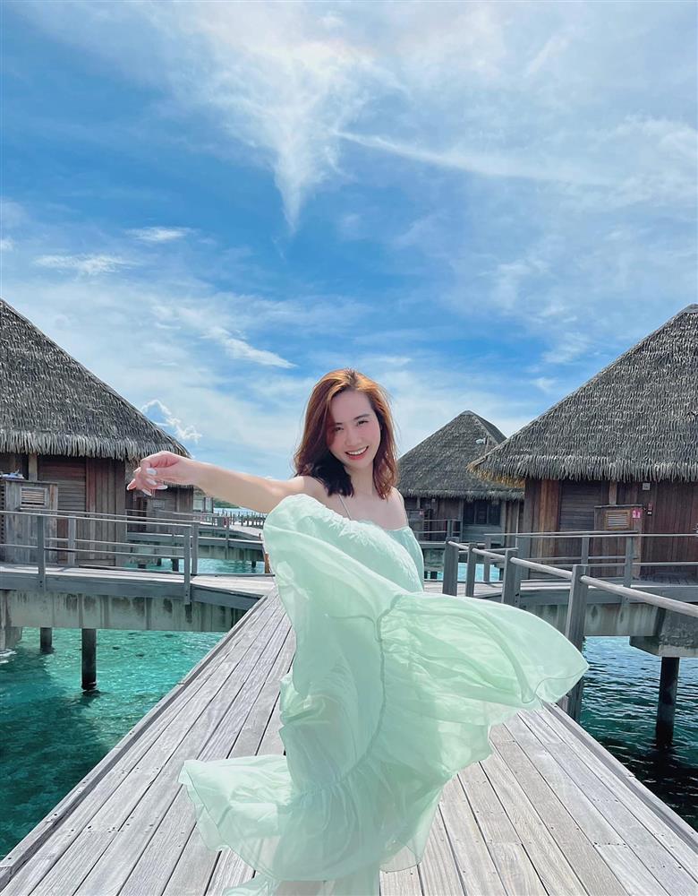 Thời trang đi biển: Huyền Lizzie tựa nàng thơ, Quỳnh Kool dịu ngọt-3