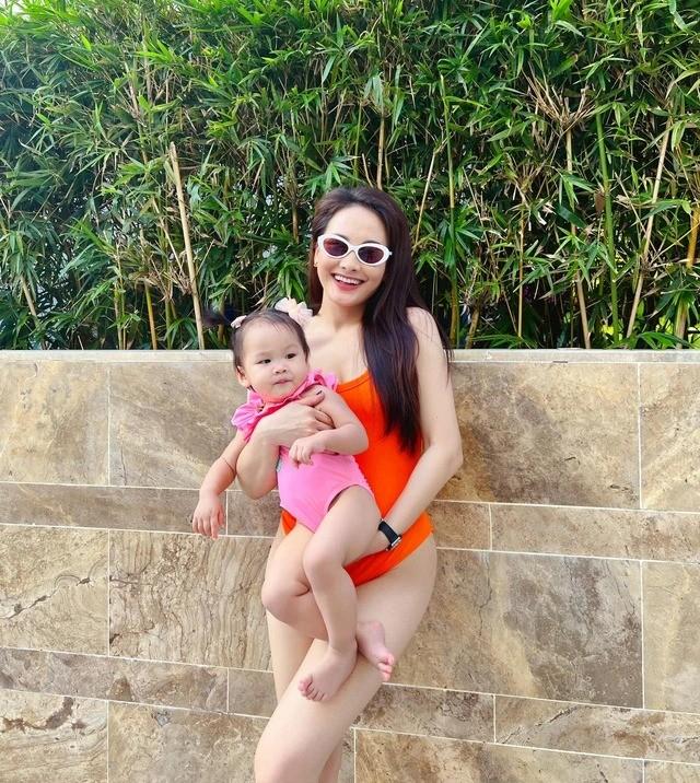 Thời trang đi biển: Huyền Lizzie tựa nàng thơ, Quỳnh Kool dịu ngọt-6