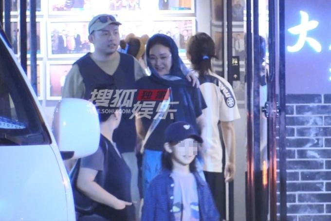 Tình yêu đẹp với phi công kém 13 tuổi khiến Châu Tấn trẻ trung rạng rỡ-1