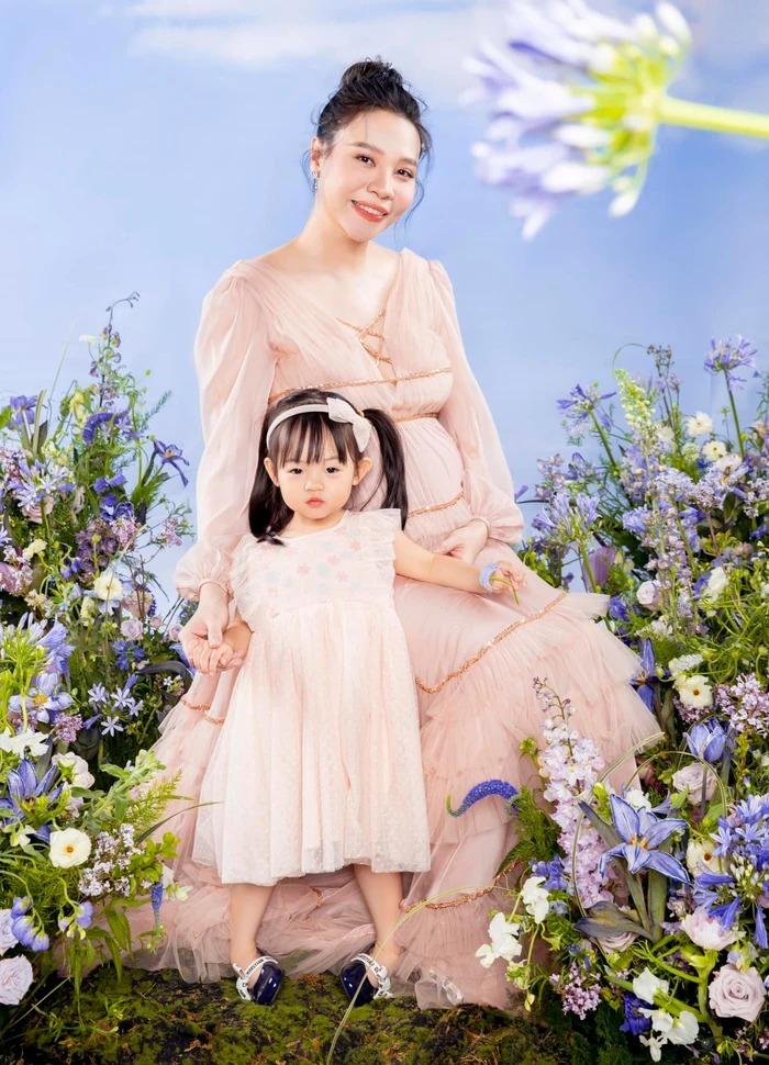 Mẹ bầu Đàm Thu Trang khoe nhan sắc mặn mà bên con gái Suchin-1