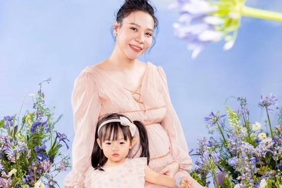 Mẹ bầu Đàm Thu Trang khoe nhan sắc mặn mà bên con gái Suchin