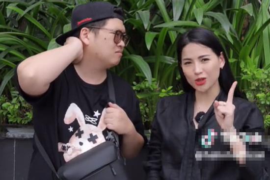 Võ Hà Linh livestream trở lại: Người chờ săn sale, antifan dọa 'bom hàng'