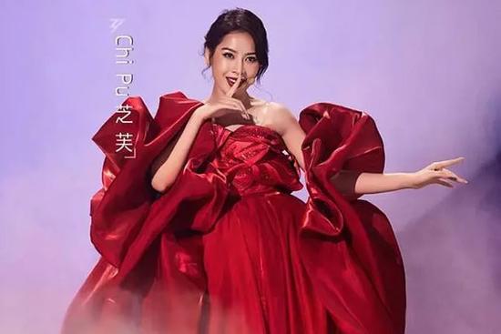 Chi Pu lộng lẫy, 'xé váy' trên sân khấu 'Tỷ Tỷ Đạp Gió Rẽ Sóng'