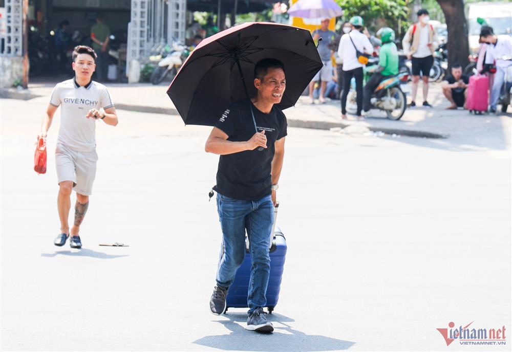 Hà Nội nóng nhất kể từ đầu mùa, mặt đường xuất hiện ảo ảnh-8