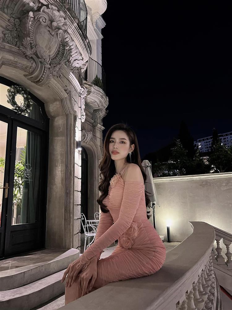 Gu thời trang của Đỗ Thị Hà thay đổi thấy rõ, có đẹp hơn trước kia?-2