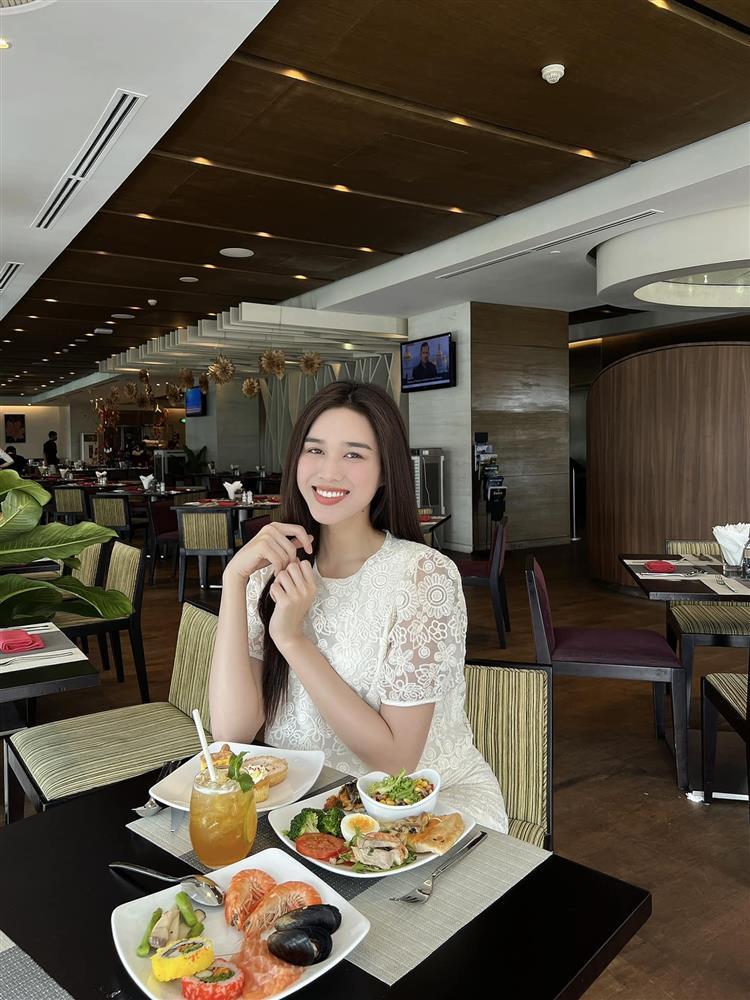 Gu thời trang của Đỗ Thị Hà thay đổi thấy rõ, có đẹp hơn trước kia?-8