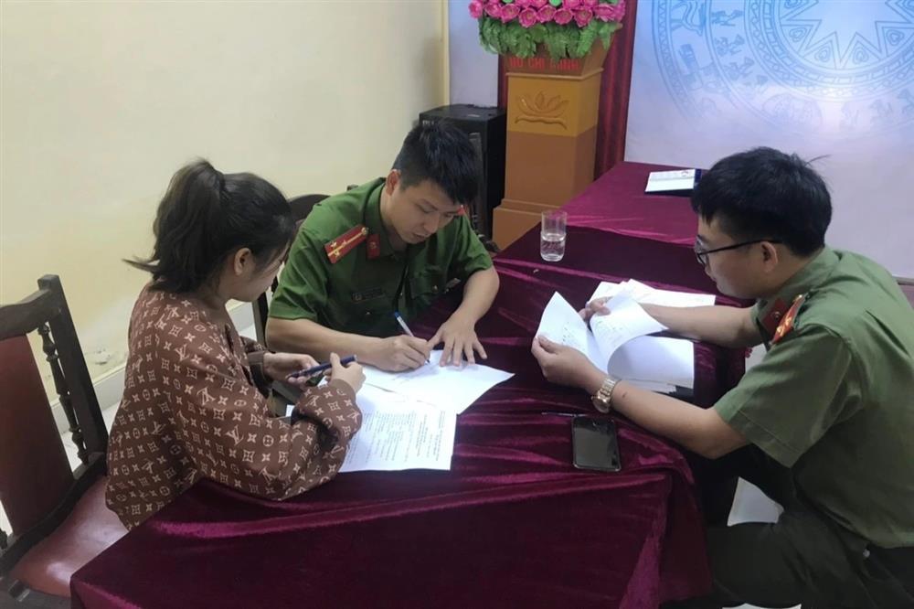 Xử phạt 2 cô gái báo chốt, xúc phạm CSGT trên Facebook-1