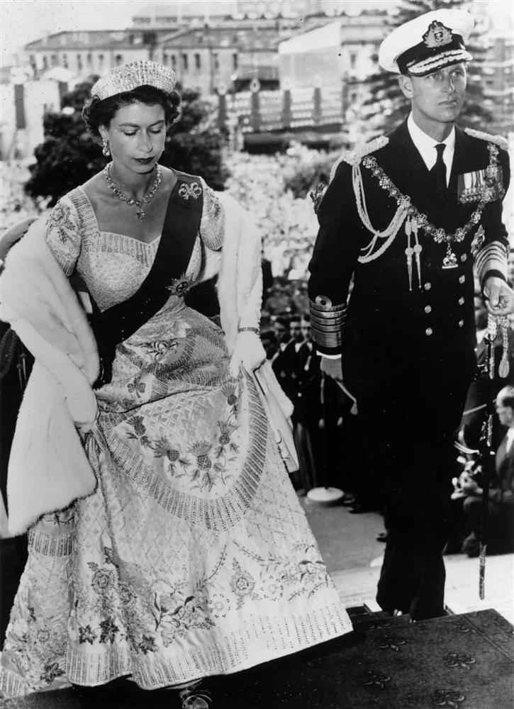 Bí mật đằng sau chiếc váy đăng cơ của Nữ hoàng Elizabeth-5
