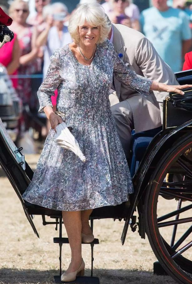 5 bí mật về phong cách thời trang của Vương hậu Camilla-3