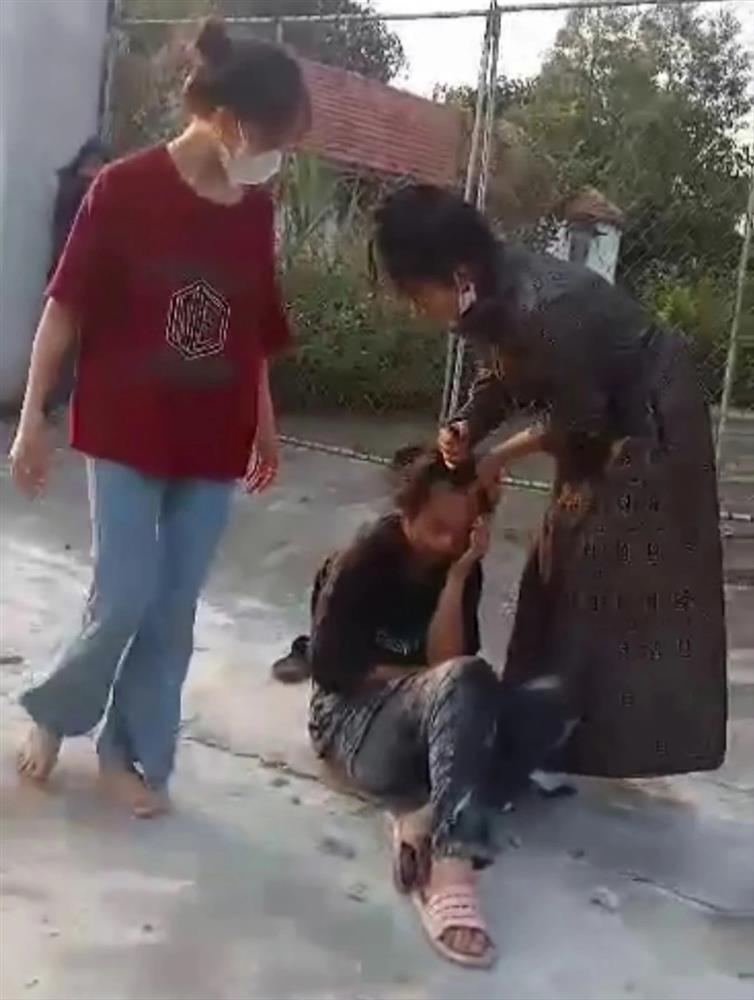 2 nữ sinh cấp ba đánh nhóm nữ sinh cấp hai vì nhắn tin hỗn hào-1