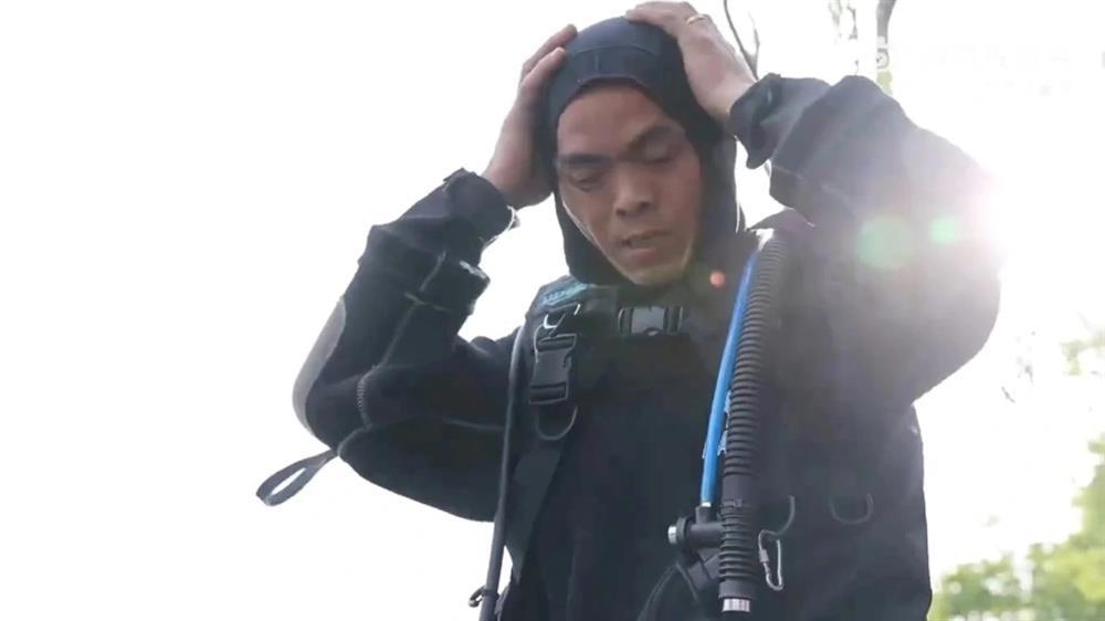 Mò điện thoại dưới hồ kiếm 35 triệu/ngày bị chỉ trích tính phí cắt cổ-2