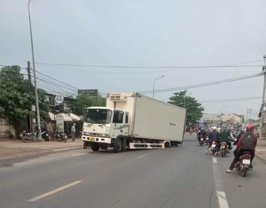 CLIP: Ớn lạnh xe tải đang chạy trên đường bất ngờ rơi 2 bánh-1