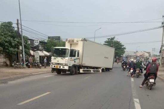 CLIP: Ớn lạnh xe tải đang chạy trên đường bất ngờ rơi 2 bánh