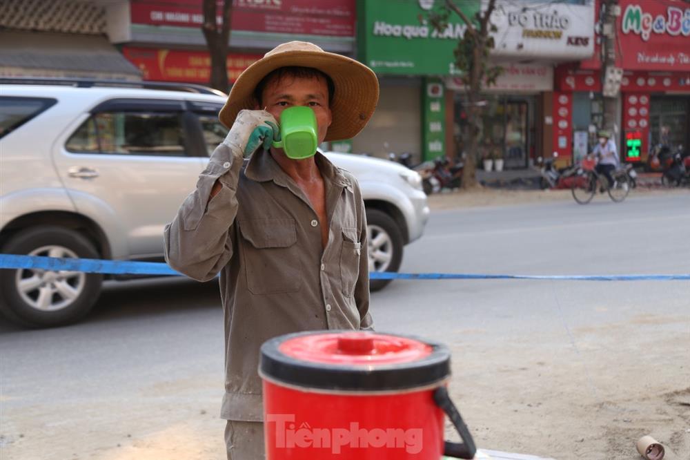 Người dân gồng mình giữa chảo lửa bỏng rát 42 độ C-11