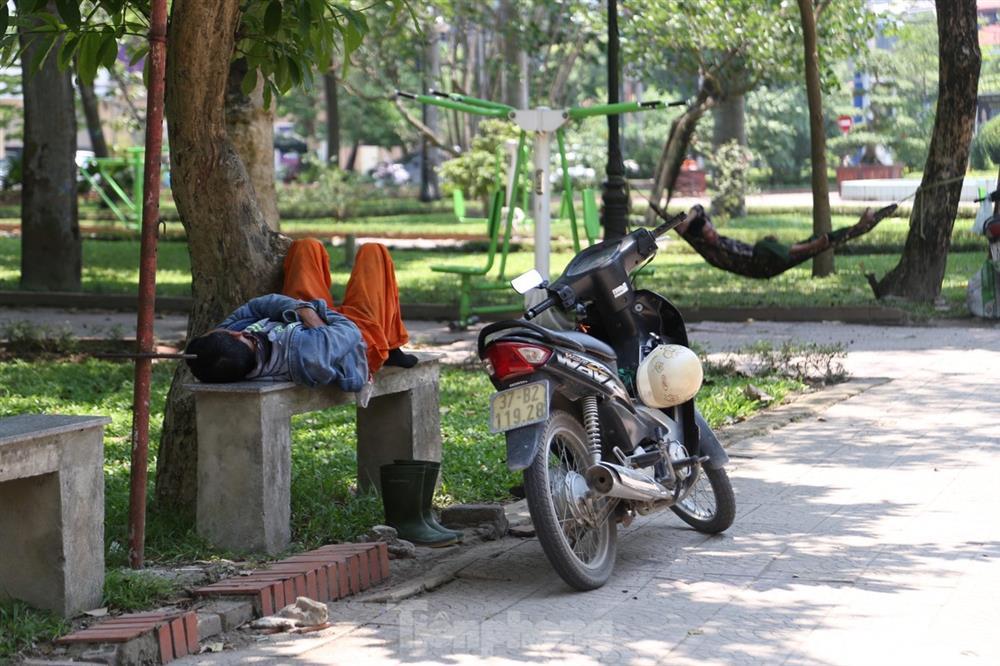 Người dân gồng mình giữa chảo lửa bỏng rát 42 độ C-12