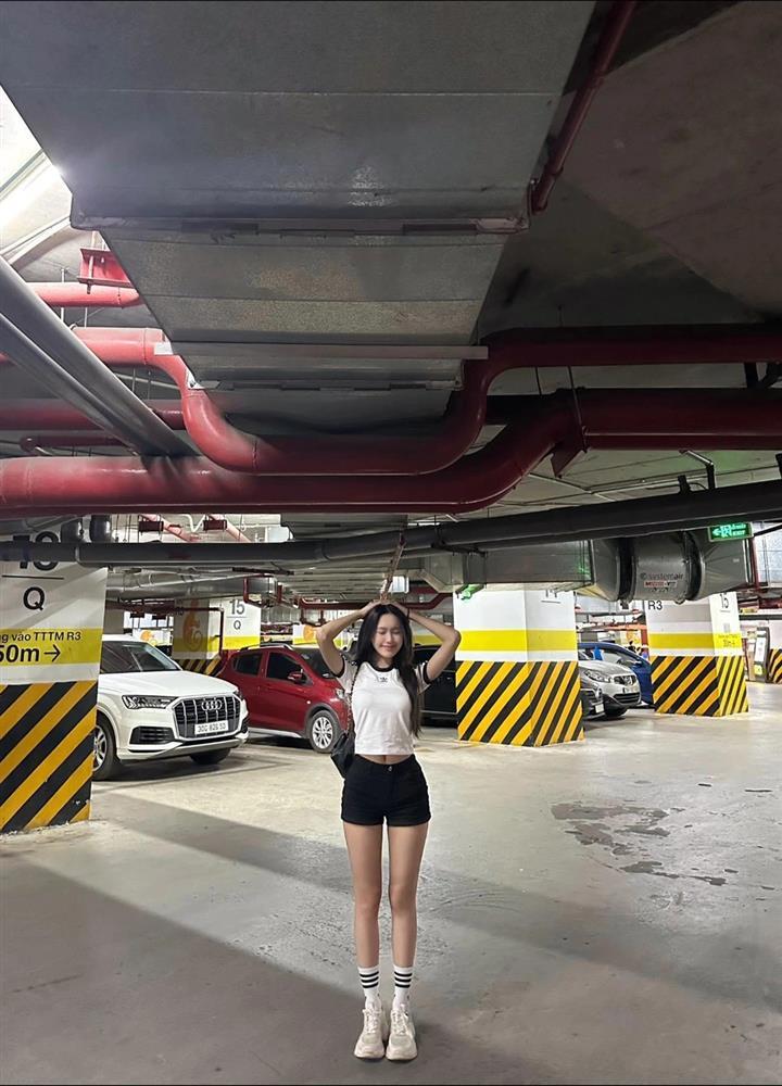 Thời trang khoe eo 55cm hút hồn của bạn gái Đoàn Văn Hậu-1