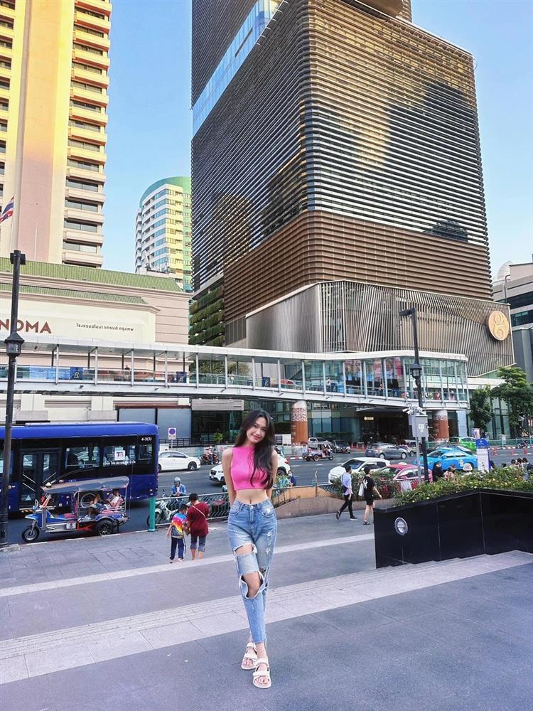 Thời trang khoe eo 55cm hút hồn của bạn gái Đoàn Văn Hậu-4