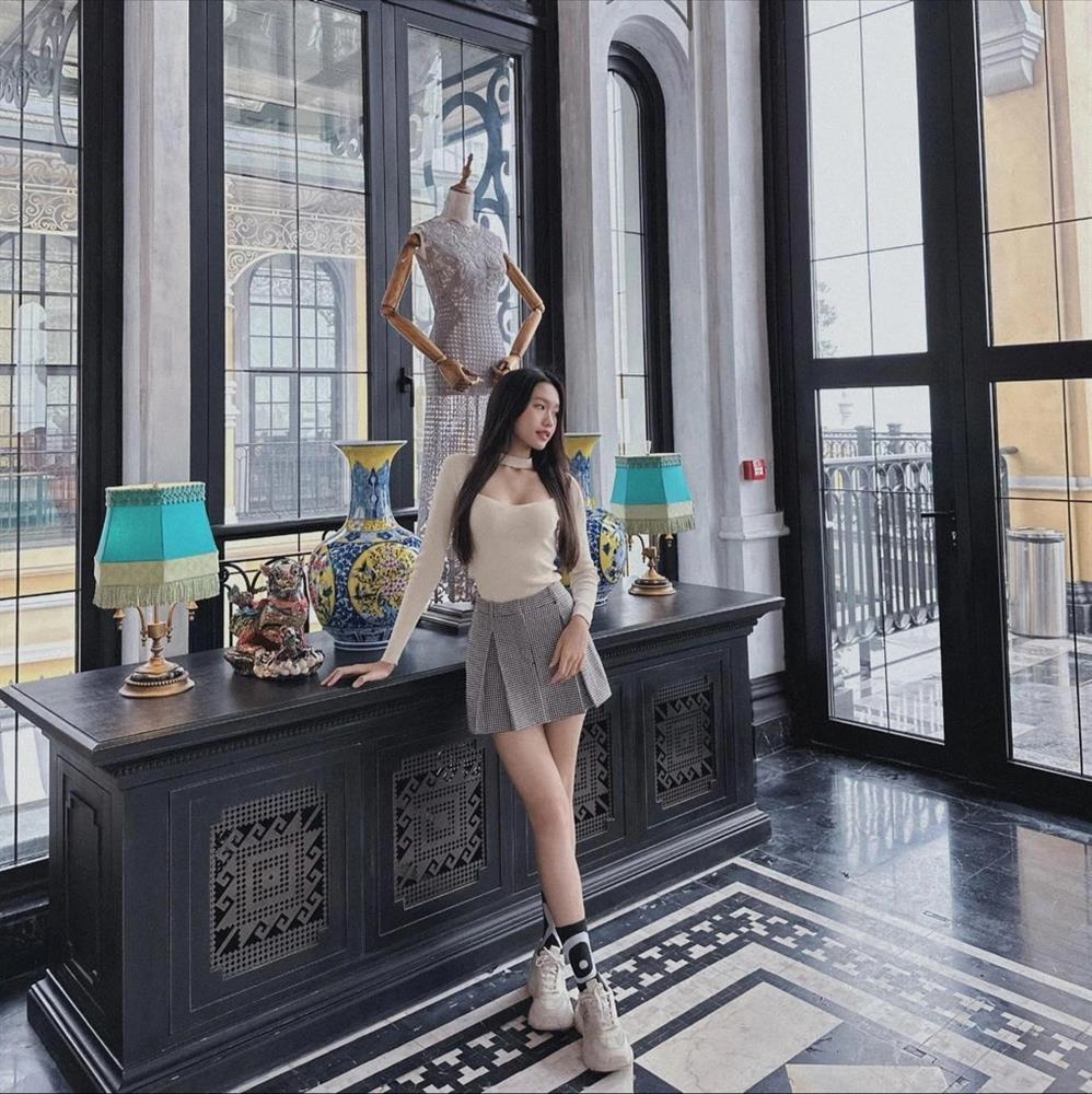 Thời trang khoe eo 55cm hút hồn của bạn gái Đoàn Văn Hậu-5