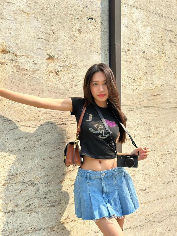 Thời trang khoe eo 55cm hút hồn của bạn gái Đoàn Văn Hậu-8