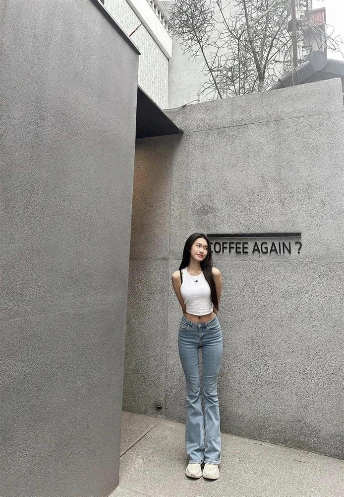 Thời trang khoe eo 55cm hút hồn của bạn gái Đoàn Văn Hậu-9