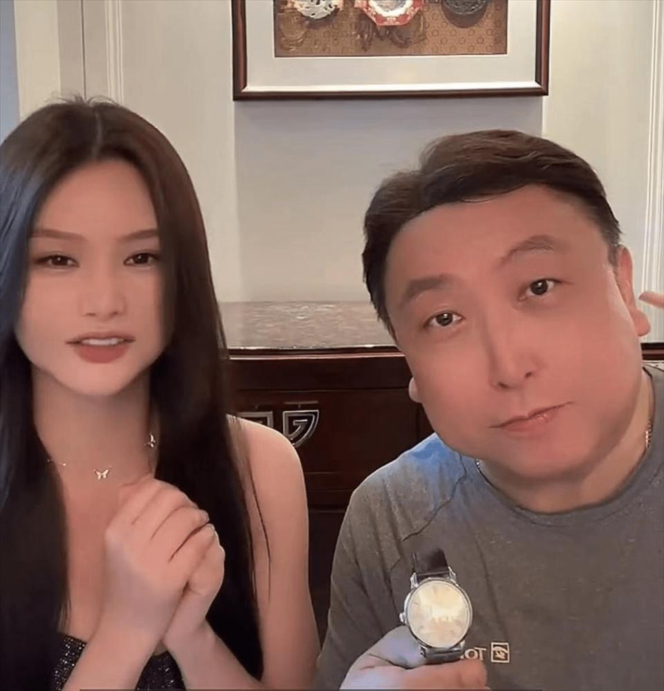 Biểu tượng gợi cảm Hong Kong thân mật với đạo diễn Vương Tinh-1