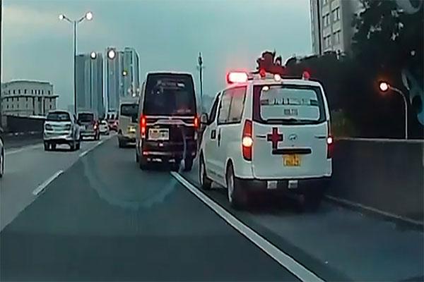 Xác minh ô tô limousine không nhường đường cho xe cấp cứu-1
